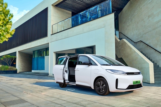BYD Pure Electric Taxi D1 memiliki jangkauan 418km dan pintu geser listrik